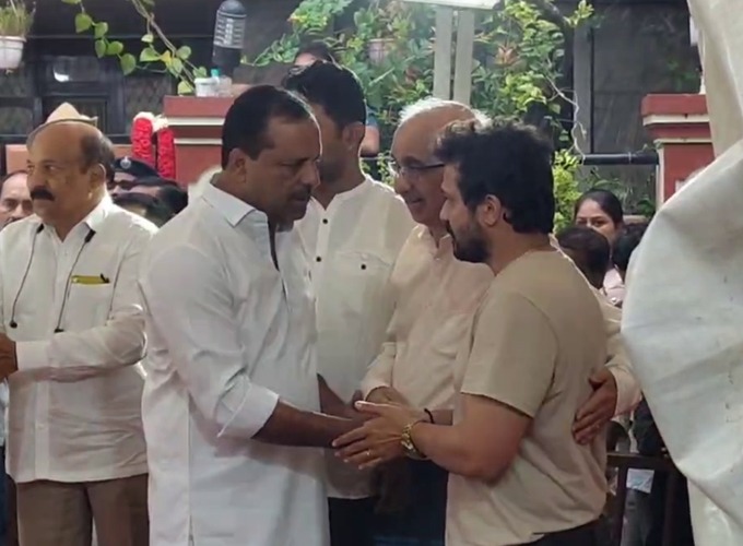 Witness the Emotional Farewell of Spandana Raghavendra as Family and Friends Pay Their Last Respects