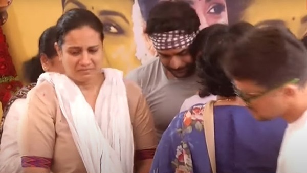 Witness the Emotional Farewell of Spandana Raghavendra as Family and Friends Pay Their Last Respects