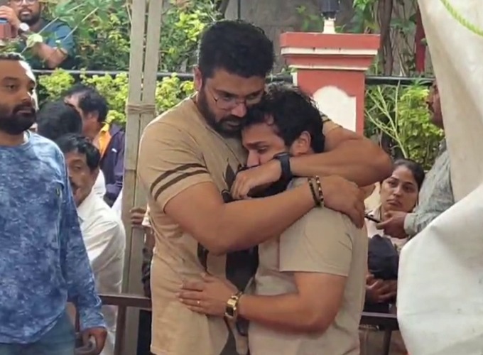 Witness the Emotional Farewell of Spandana Raghavendra as Family and Friends Pay Their Last Respects