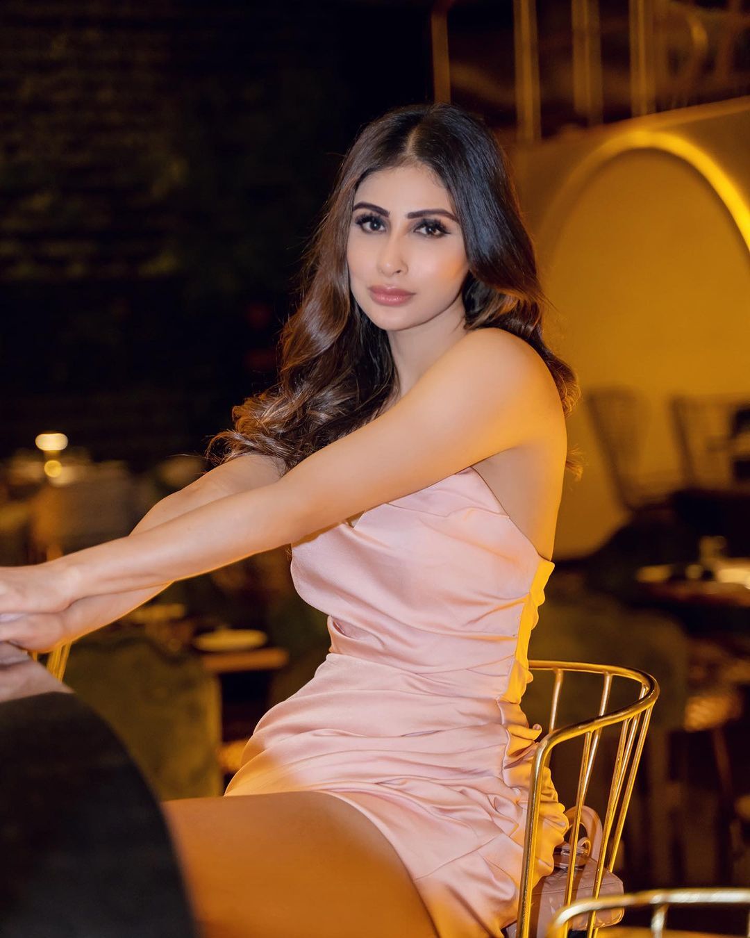 మౌనీ రాయ్ సొగసుల విందు.. భామ జోరు మాములుగా లేదులే..!