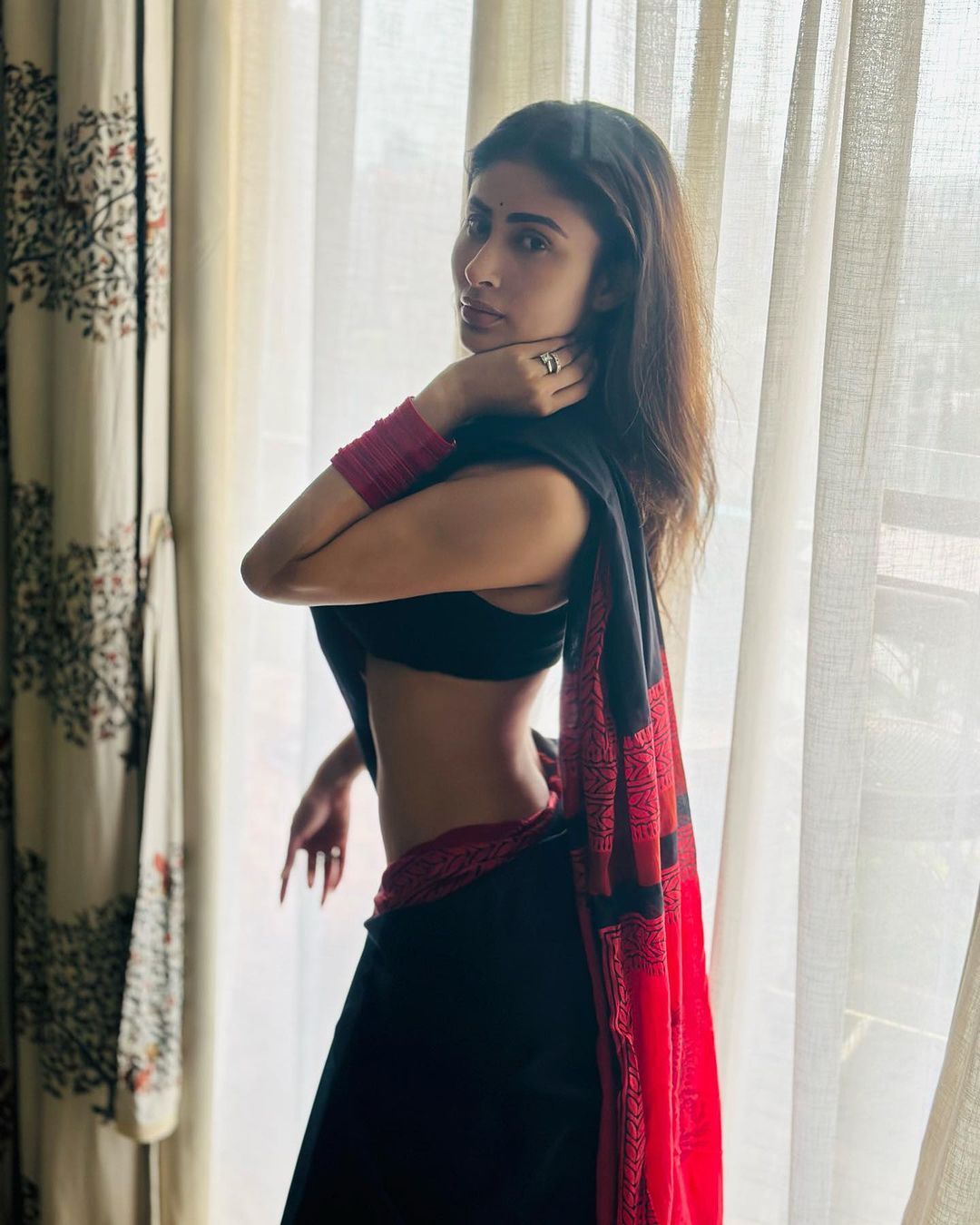 మౌనీ రాయ్ సొగసుల విందు.. భామ జోరు మాములుగా లేదులే..!