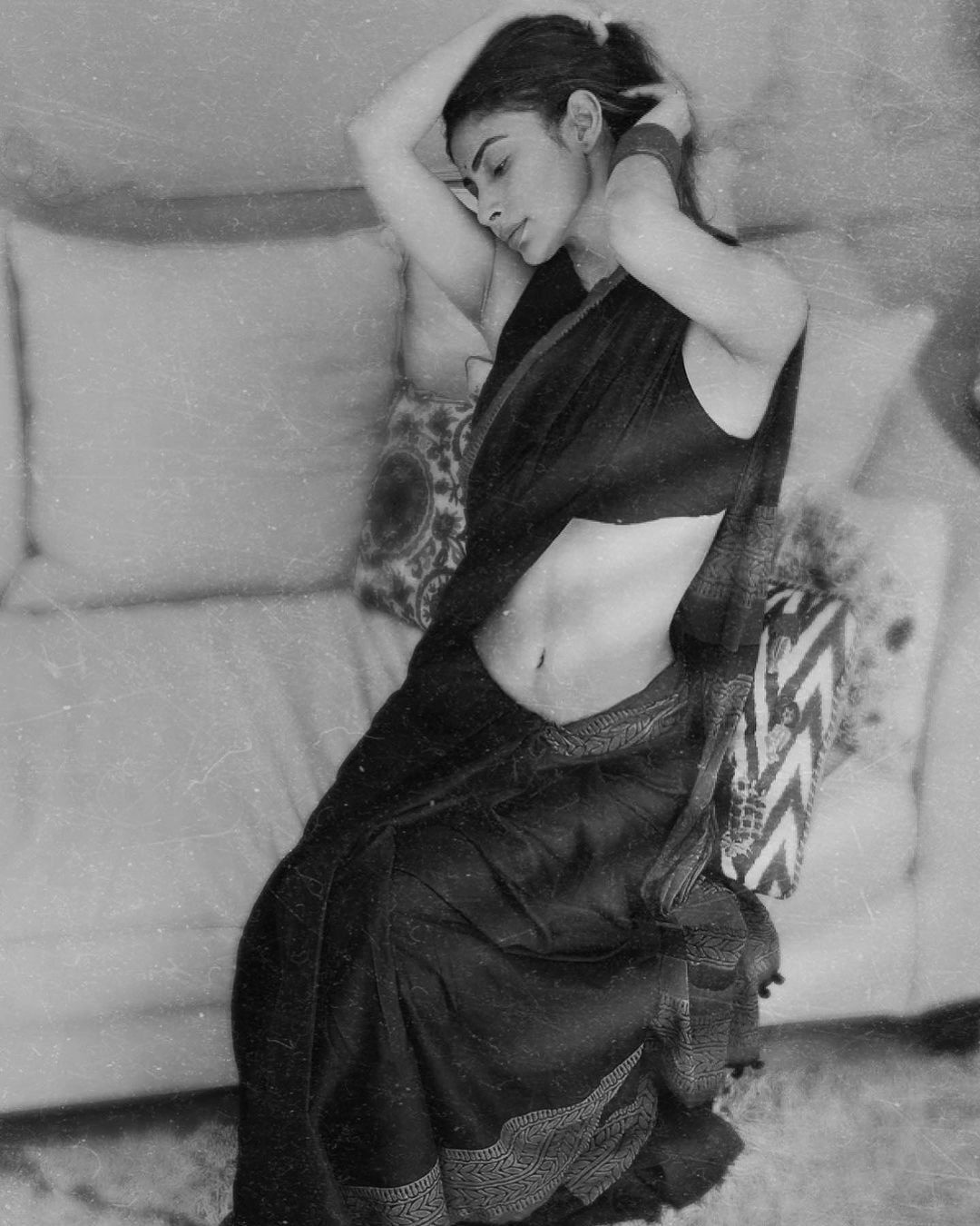 మౌనీ రాయ్ సొగసుల విందు.. భామ జోరు మాములుగా లేదులే..!