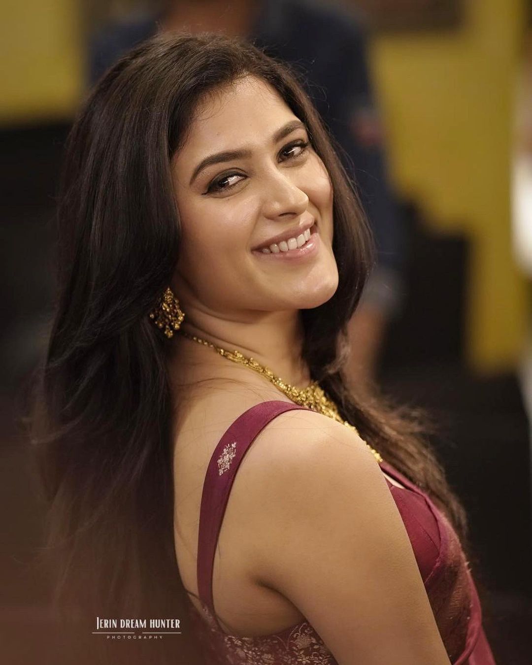 లేలేత అందాలతో మైమరిపిస్తున్న గీతికా.. ముద్దుగ్గుమ్మ జోరు మాములుగా లేదులే..!