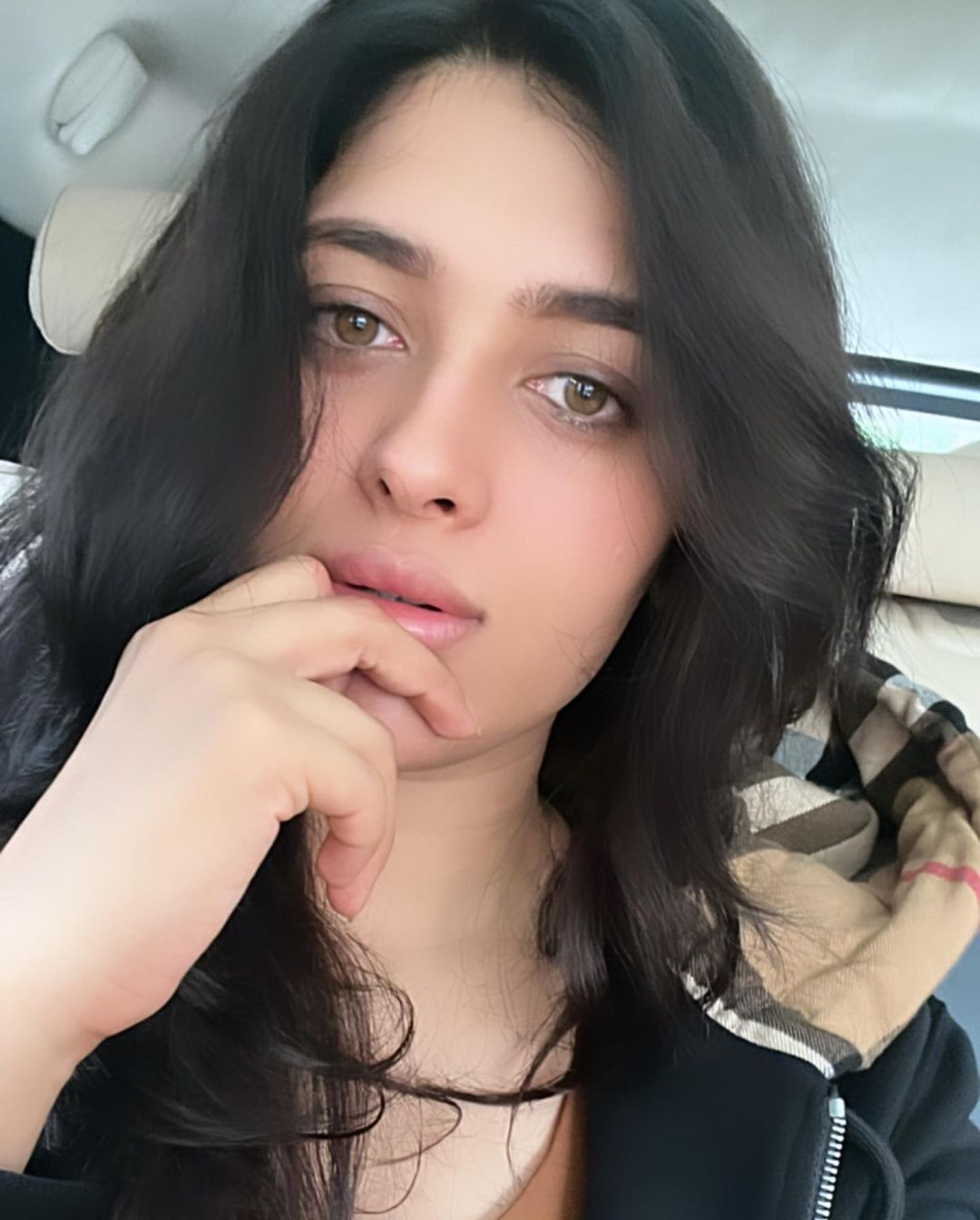 లేలేత అందాలతో మైమరిపిస్తున్న గీతికా.. ముద్దుగ్గుమ్మ జోరు మాములుగా లేదులే..!