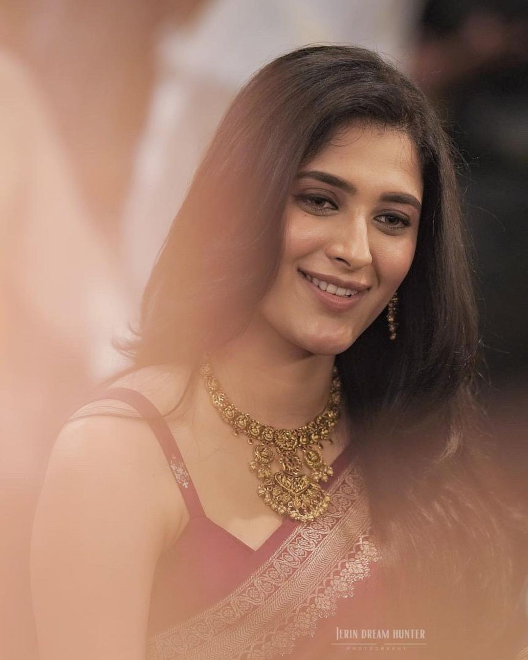 లేలేత అందాలతో మైమరిపిస్తున్న గీతికా.. ముద్దుగ్గుమ్మ జోరు మాములుగా లేదులే..!