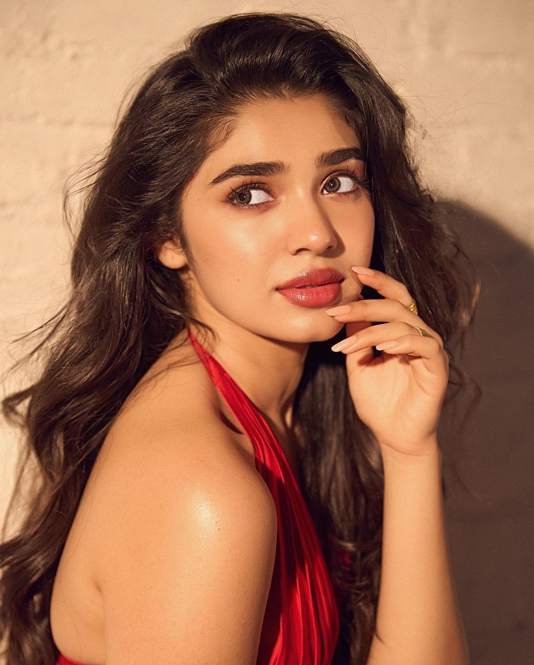 కృతి శెట్టి వలపుల విందు.. డోస్ రెట్టింపు చేసి రెచ్చిపోతున్న బ్యూటీ..!