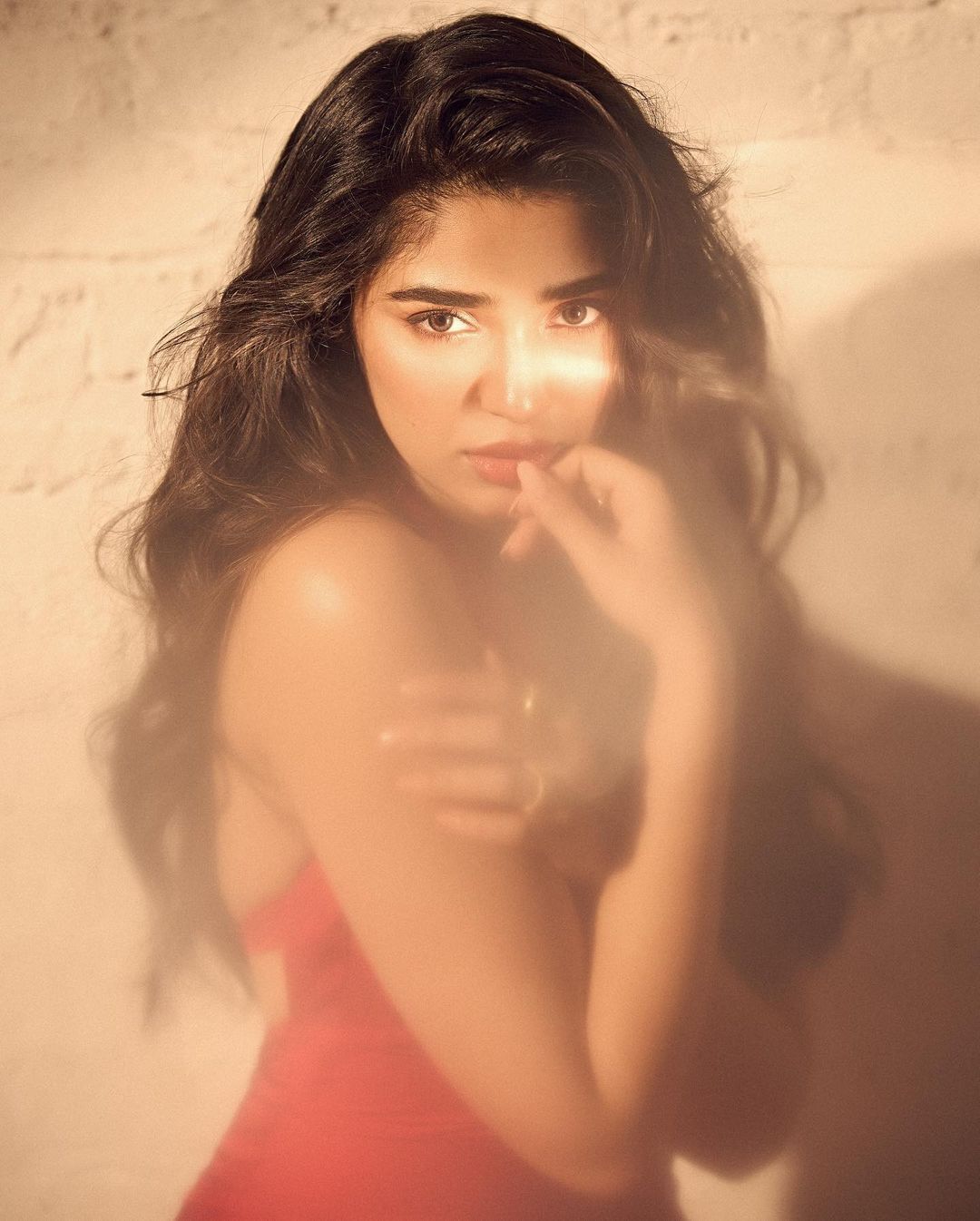 కృతి శెట్టి వలపుల విందు.. డోస్ రెట్టింపు చేసి రెచ్చిపోతున్న బ్యూటీ..!