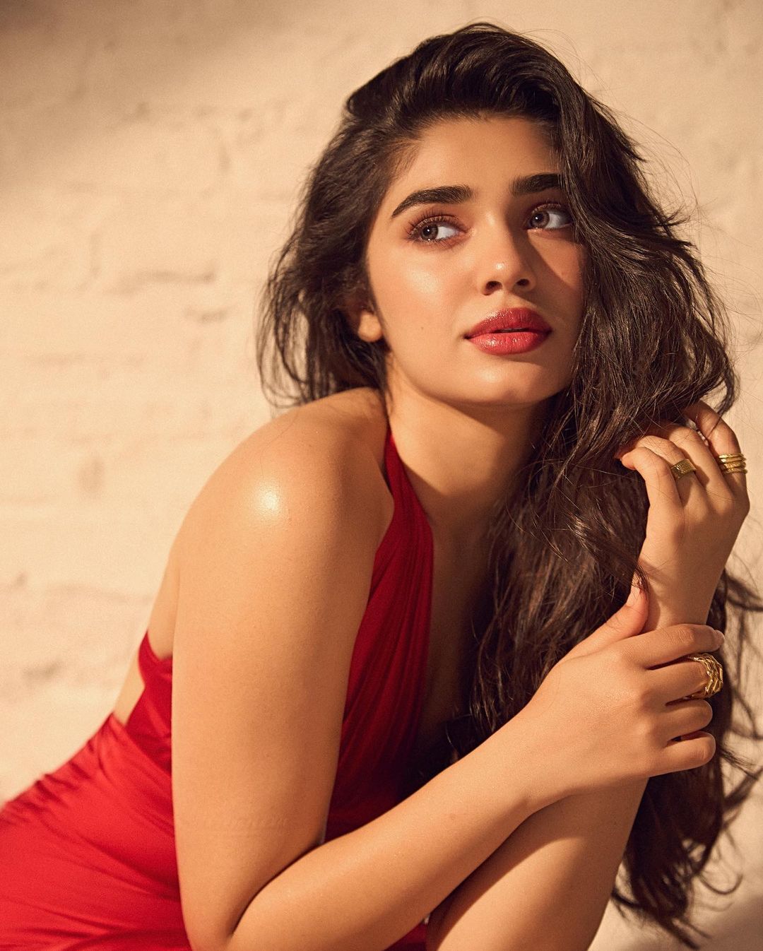 కృతి శెట్టి వలపుల విందు.. డోస్ రెట్టింపు చేసి రెచ్చిపోతున్న బ్యూటీ..!