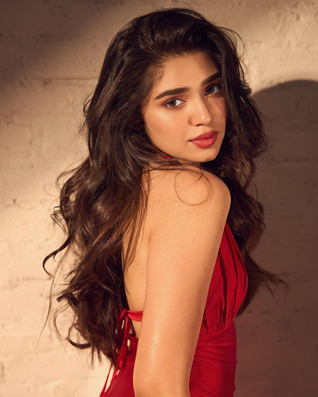 కృతి శెట్టి వలపుల విందు.. డోస్ రెట్టింపు చేసి రెచ్చిపోతున్న బ్యూటీ..!