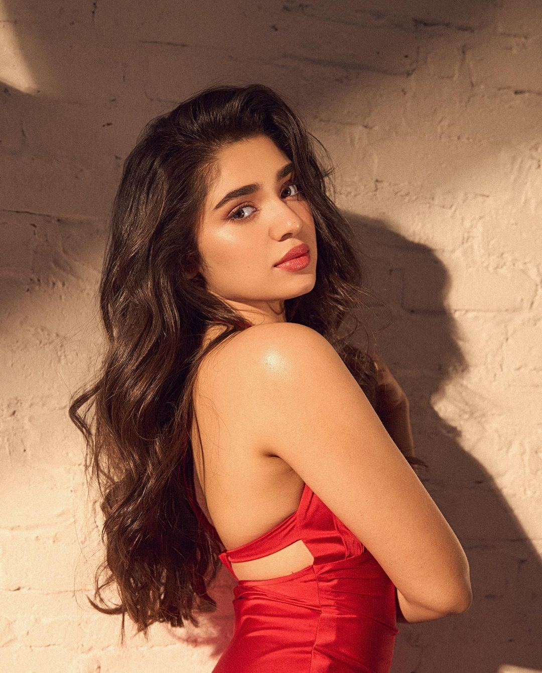 కృతి శెట్టి వలపుల విందు.. డోస్ రెట్టింపు చేసి రెచ్చిపోతున్న బ్యూటీ..!