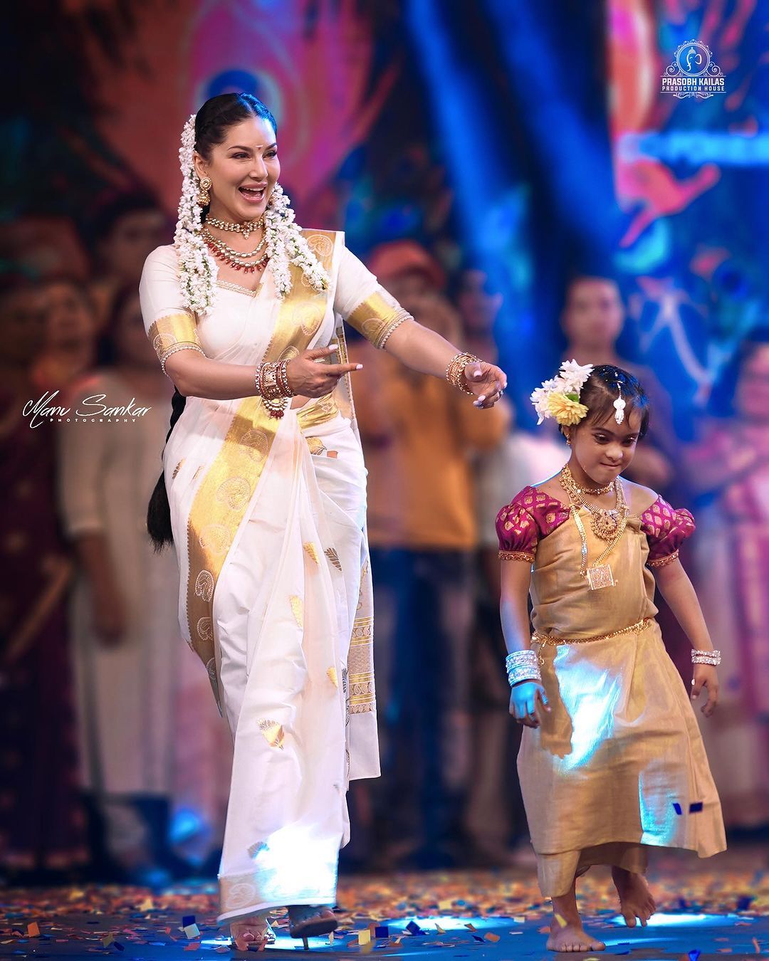 Sunny Leone: കസവിൽ മലയാളി മങ്കയായി സണ്ണി ലിയോൺ... കോഴിക്കോടിന് പുത്തൻ ലുക്കിൽ വിരുന്നോരുക്കി താരം, ഇൻസ്റ്റയിൽ തരംഗമായ ചിത്രങ്ങൾ കാണാം