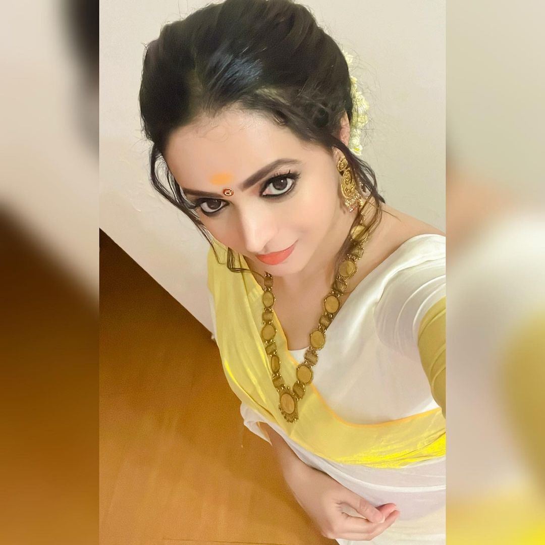 Bhavana: ഇത്ര സിംപിളായിരുന്നോ ഭാവന, സിംപിള്‍ ലുക്കിലും ക്യൂട്ടായി ഭാവന, പുത്തന്‍ ചിത്രങ്ങള്‍ കാണാം...