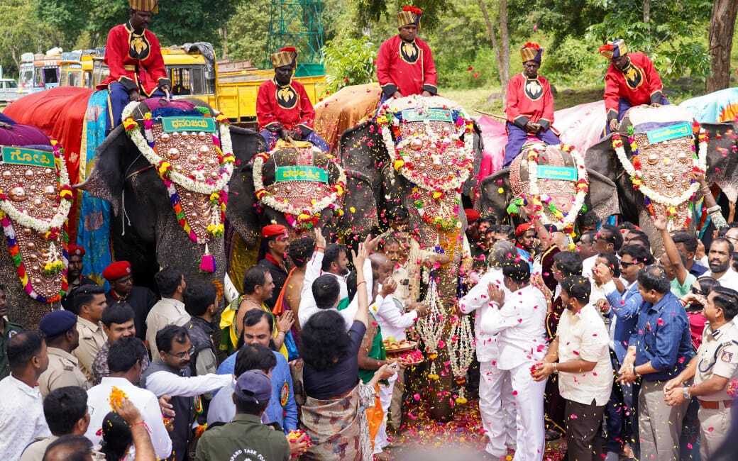ದಸರಾ ಪ್ರಯುಕ್ತ ಗಜ ಪಯಣಕ್ಕೆ ಹುಣಸೂರು ಕ್ಷೇತ್ರದ ವೀರನಹೊಸಹಳ್ಳಿಯಲ್ಲಿ ಚಾಲನೆ 
