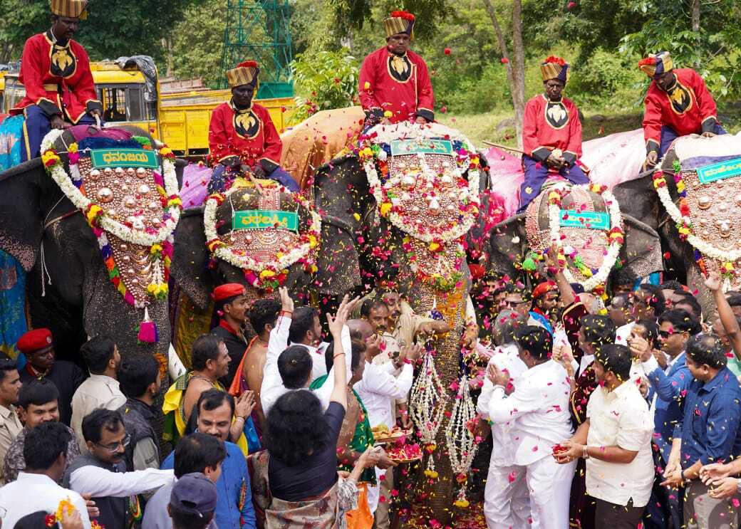 ದಸರಾ ಪ್ರಯುಕ್ತ ಗಜ ಪಯಣಕ್ಕೆ ಹುಣಸೂರು ಕ್ಷೇತ್ರದ ವೀರನಹೊಸಹಳ್ಳಿಯಲ್ಲಿ ಚಾಲನೆ 