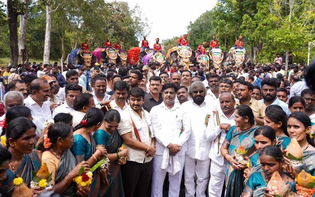 ದಸರಾ ಪ್ರಯುಕ್ತ ಗಜ ಪಯಣಕ್ಕೆ ಹುಣಸೂರು ಕ್ಷೇತ್ರದ ವೀರನಹೊಸಹಳ್ಳಿಯಲ್ಲಿ ಚಾಲನೆ 