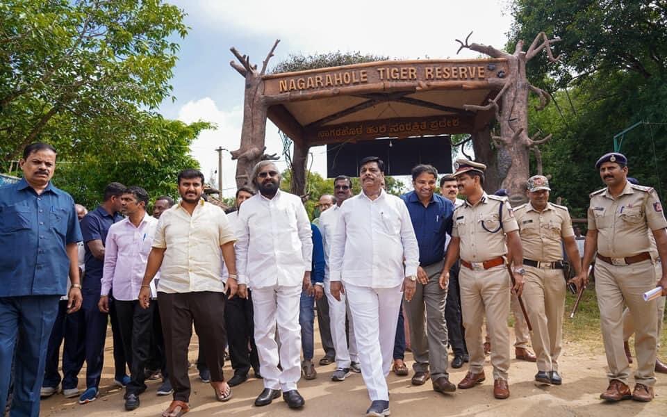 ದಸರಾ ಪ್ರಯುಕ್ತ ಗಜ ಪಯಣಕ್ಕೆ ಹುಣಸೂರು ಕ್ಷೇತ್ರದ ವೀರನಹೊಸಹಳ್ಳಿಯಲ್ಲಿ ಚಾಲನೆ 