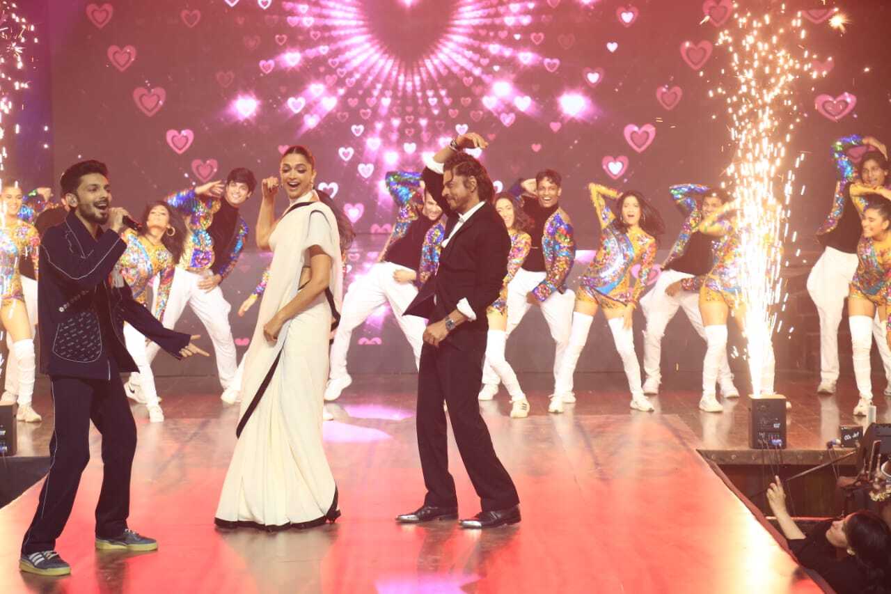In Pics: Deepika Padukone, Shah Rukh Khan and Others Best Moments at the Jawan Success Event