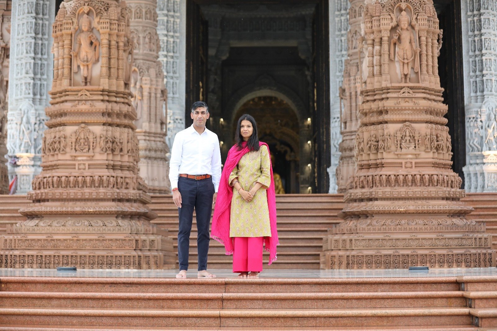 In Pics: UK PM Rishi Sunak and Wife Akshata Murthy Visit Delhi's Akshardham Temple for Prayers