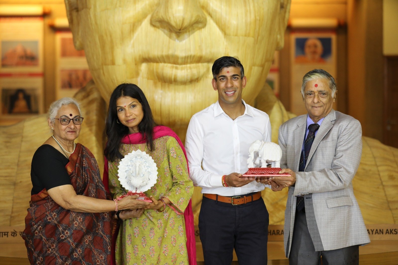 In Pics: UK PM Rishi Sunak and Wife Akshata Murthy Visit Delhi's Akshardham Temple for Prayers