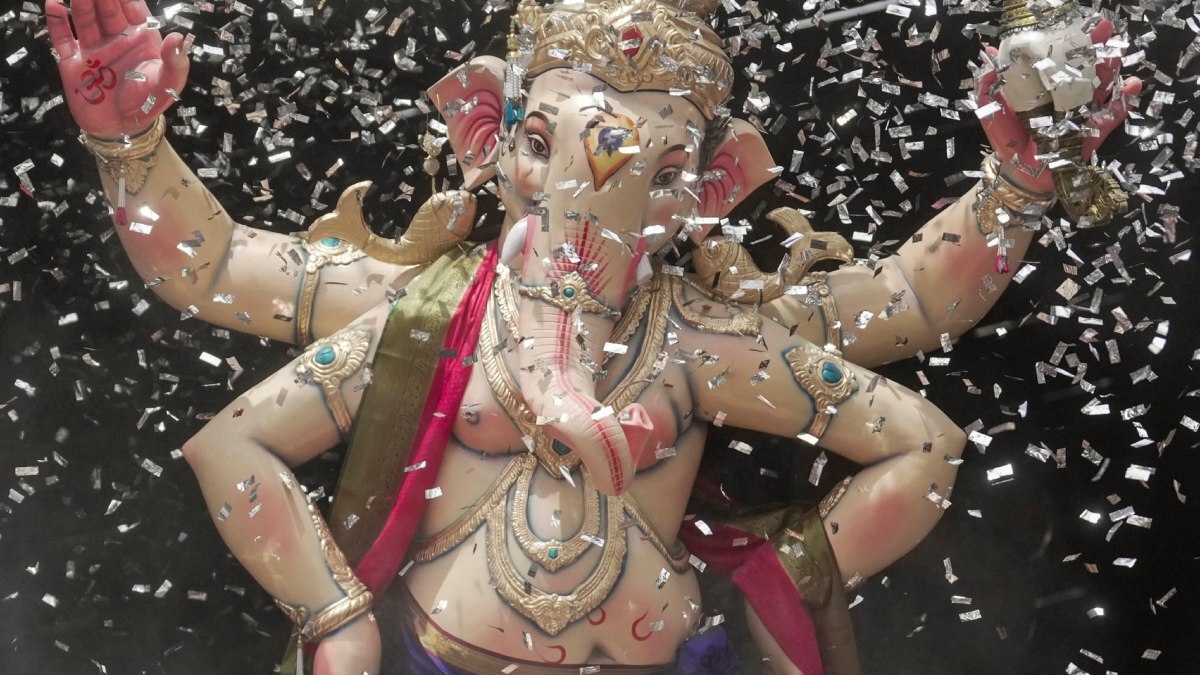 ಮುಂಬೈ ಗಲ್ಲಿ ಗಲ್ಲಿಗಳಲ್ಲಿ ಗಣೇಶ: ಅಂದದ ಚಂದದ ವಿವಿಧ ಗಣಪತಿ ನೋಡಿ