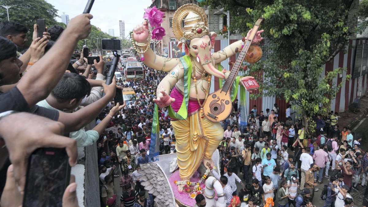 ಮುಂಬೈ ಗಲ್ಲಿ ಗಲ್ಲಿಗಳಲ್ಲಿ ಗಣೇಶ: ಅಂದದ ಚಂದದ ವಿವಿಧ ಗಣಪತಿ ನೋಡಿ