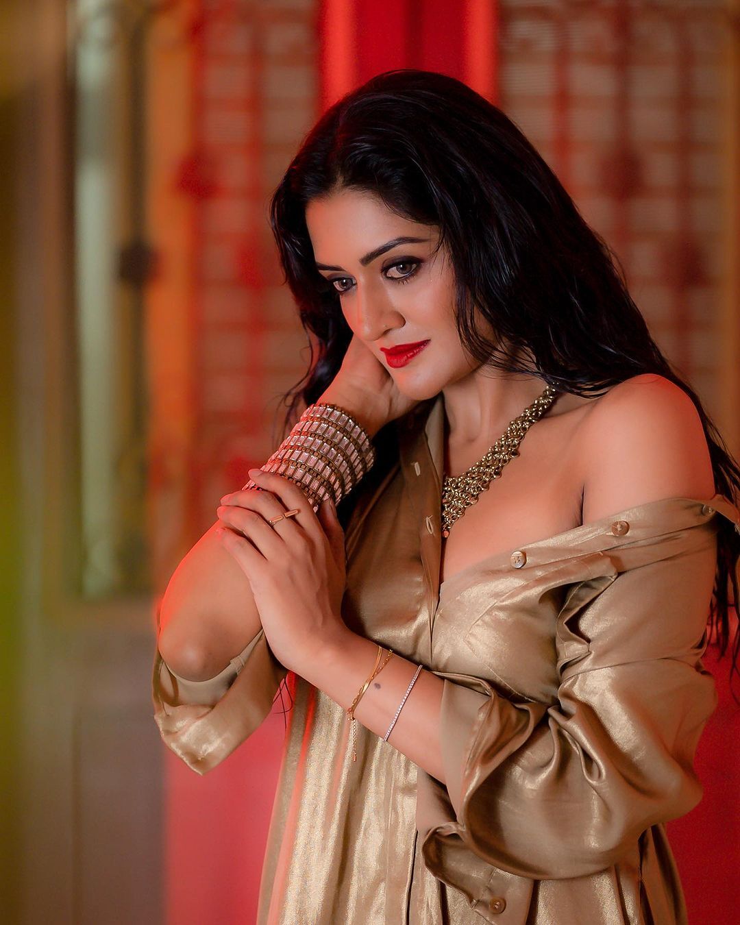 Vimala Raman: സാരിയിൽ സ്റ്റൈലിഷ് ലുക്കുമായി വിമല രാമൻ; ഇവിടെ 'എയ്ജ് ഇൻ റിവേഴ്സ്' മോഡിലാണോ? ആരാധകർ ഏറ്റെടുത്ത ചിത്രങ്ങൾ കാണാം