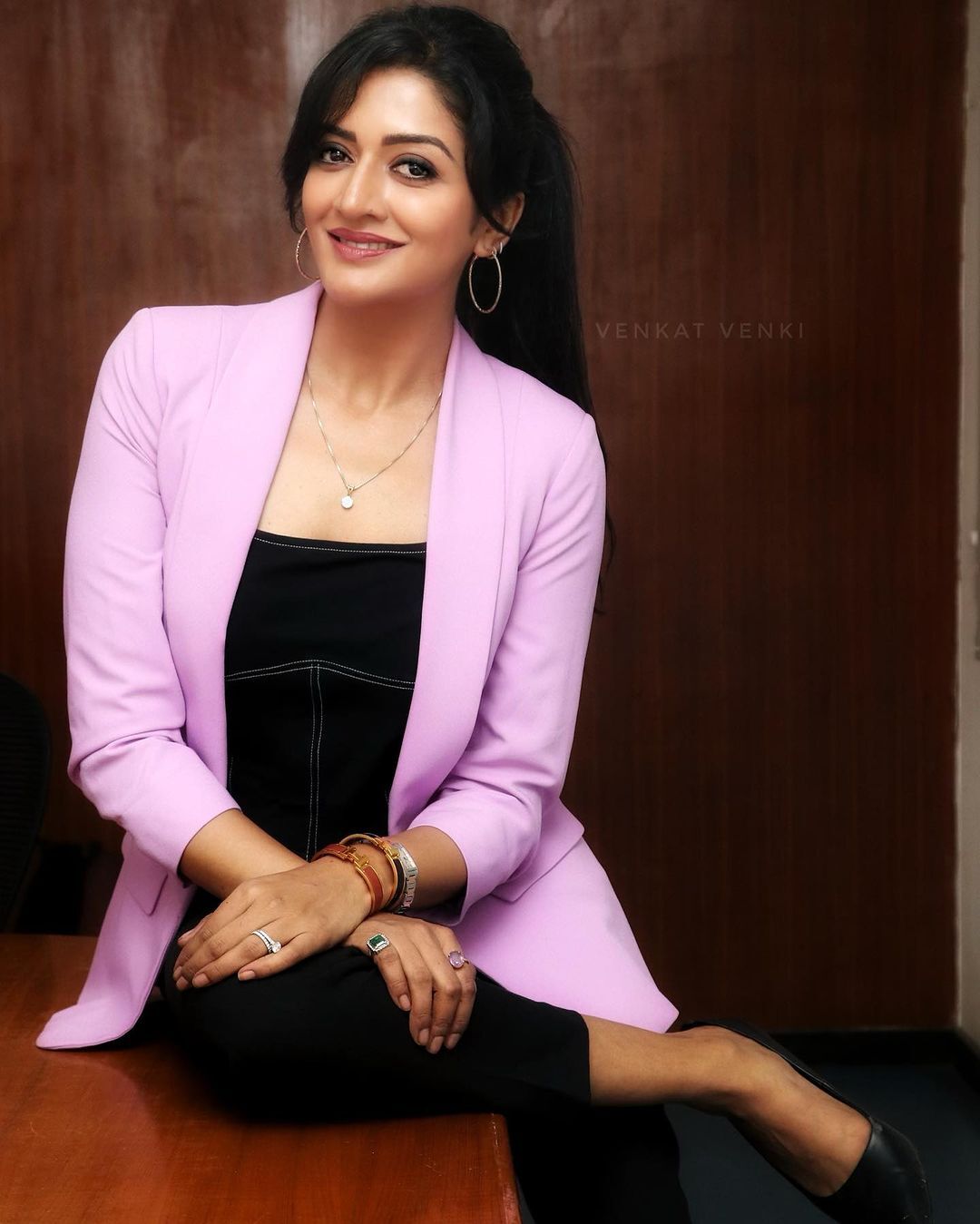 Vimala Raman: സാരിയിൽ സ്റ്റൈലിഷ് ലുക്കുമായി വിമല രാമൻ; ഇവിടെ 'എയ്ജ് ഇൻ റിവേഴ്സ്' മോഡിലാണോ? ആരാധകർ ഏറ്റെടുത്ത ചിത്രങ്ങൾ കാണാം