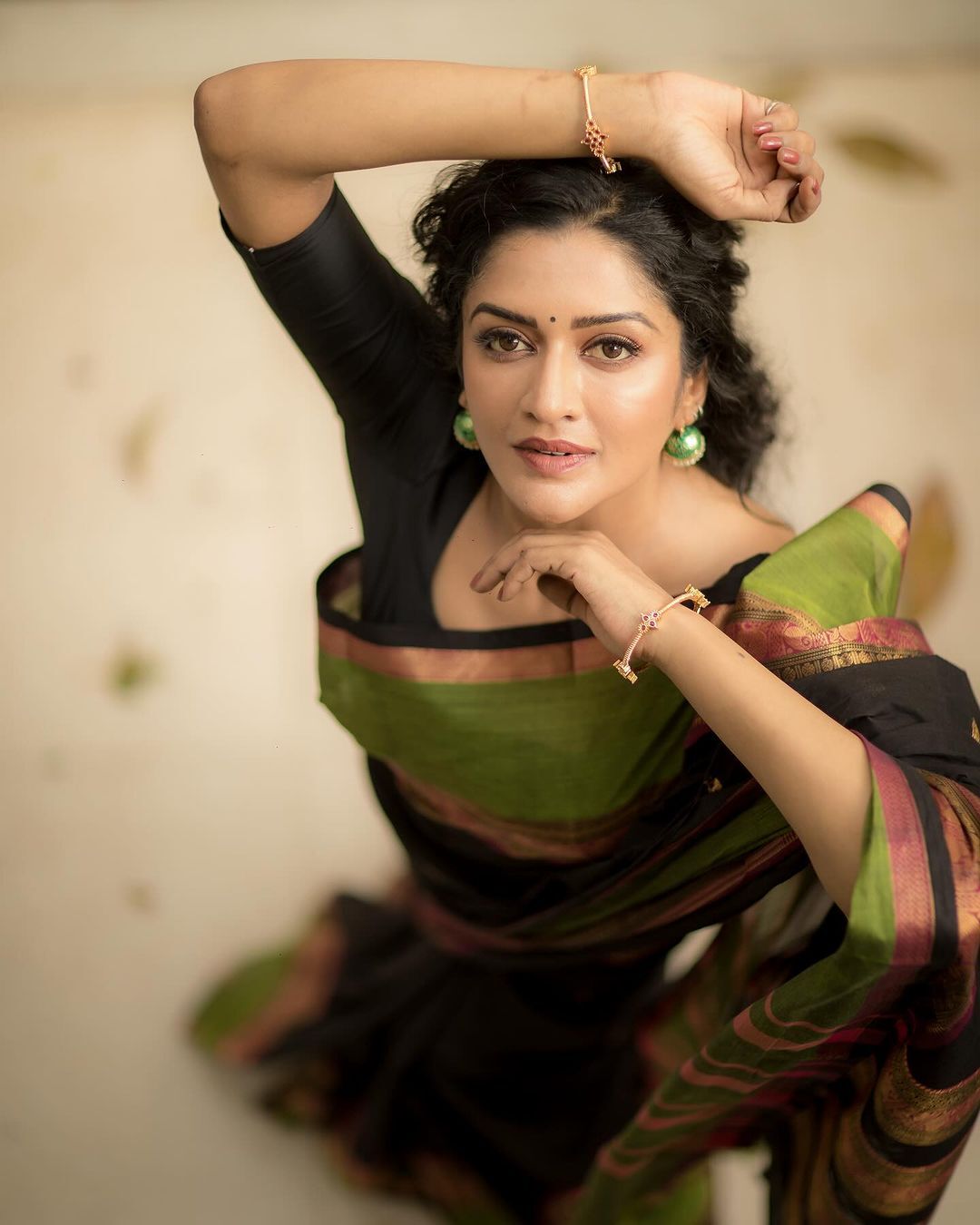 Vimala Raman: സാരിയിൽ സ്റ്റൈലിഷ് ലുക്കുമായി വിമല രാമൻ; ഇവിടെ 'എയ്ജ് ഇൻ റിവേഴ്സ്' മോഡിലാണോ? ആരാധകർ ഏറ്റെടുത്ത ചിത്രങ്ങൾ കാണാം