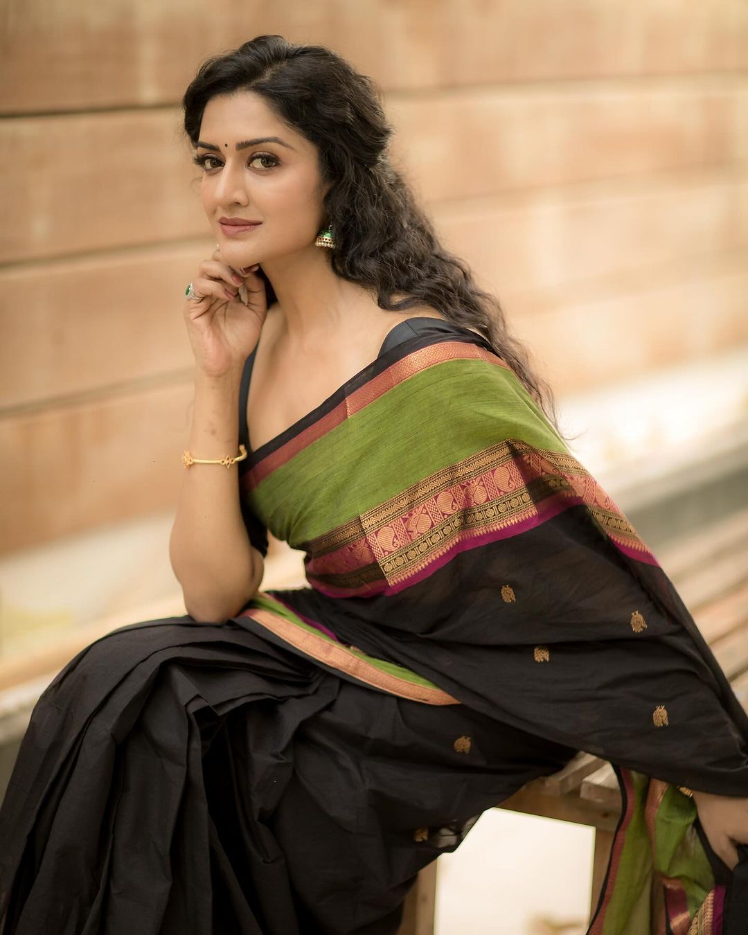 Vimala Raman: സാരിയിൽ സ്റ്റൈലിഷ് ലുക്കുമായി വിമല രാമൻ; ഇവിടെ 'എയ്ജ് ഇൻ റിവേഴ്സ്' മോഡിലാണോ? ആരാധകർ ഏറ്റെടുത്ത ചിത്രങ്ങൾ കാണാം