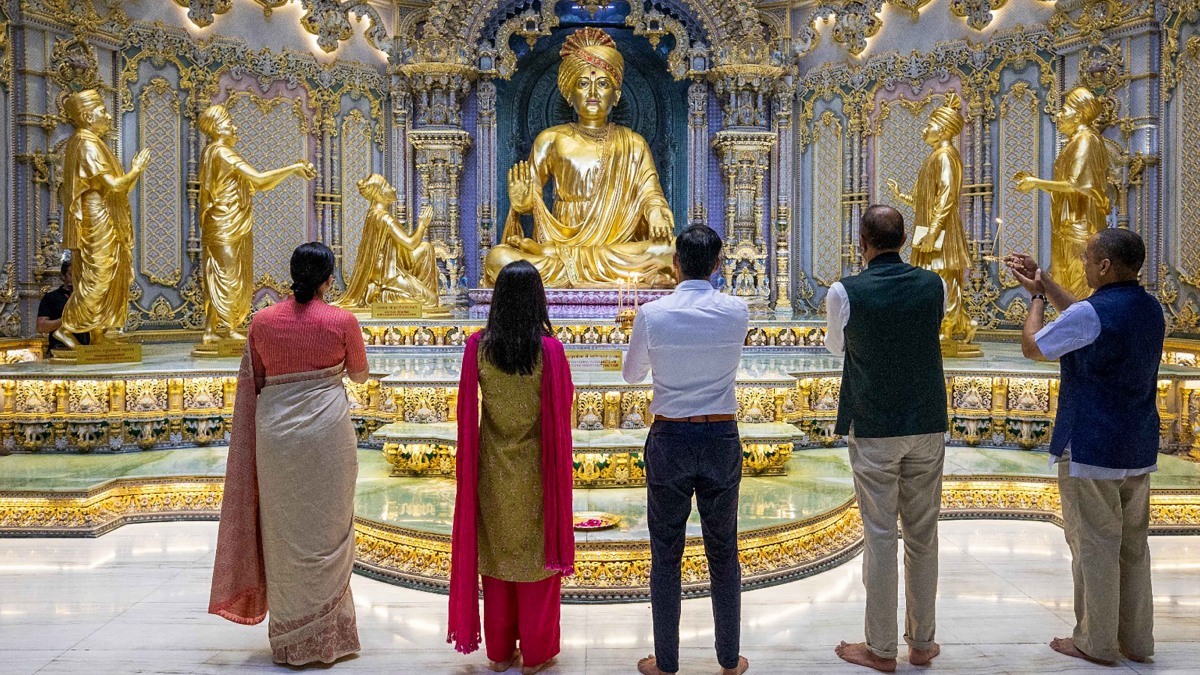 ಅಕ್ಷರಧಾಮ ದೇವಾಲಯಕ್ಕೆ ಭೇಟಿ ಕೊಟ್ಟ ರಿಷಿ ಸುನಕ್ ಮತ್ತು ಅಕ್ಷತಾ ಮೂರ್ತಿ | UK PM ...