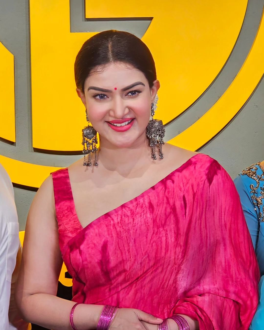 హనీ రోజ్ అందాల జాతర.. పైట కొంగు పక్కన పెట్టి రచ్చ చేస్తున్న కేరళ కుట్టి..!