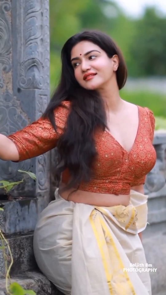 హనీ రోజ్ అందాల జాతర.. పైట కొంగు పక్కన పెట్టి రచ్చ చేస్తున్న కేరళ కుట్టి..!