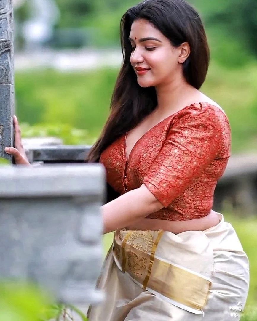 హనీ రోజ్ అందాల జాతర.. పైట కొంగు పక్కన పెట్టి రచ్చ చేస్తున్న కేరళ కుట్టి..!