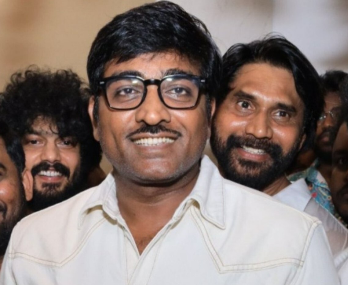 PHOTOS: மெல்லிய மீசை.. பெரிய கண்ணாடி! என்னாச்சு இவருக்கு? புது கெட்டப்பில் மாஸ் காட்டும் விஜய் சேதுபதி!