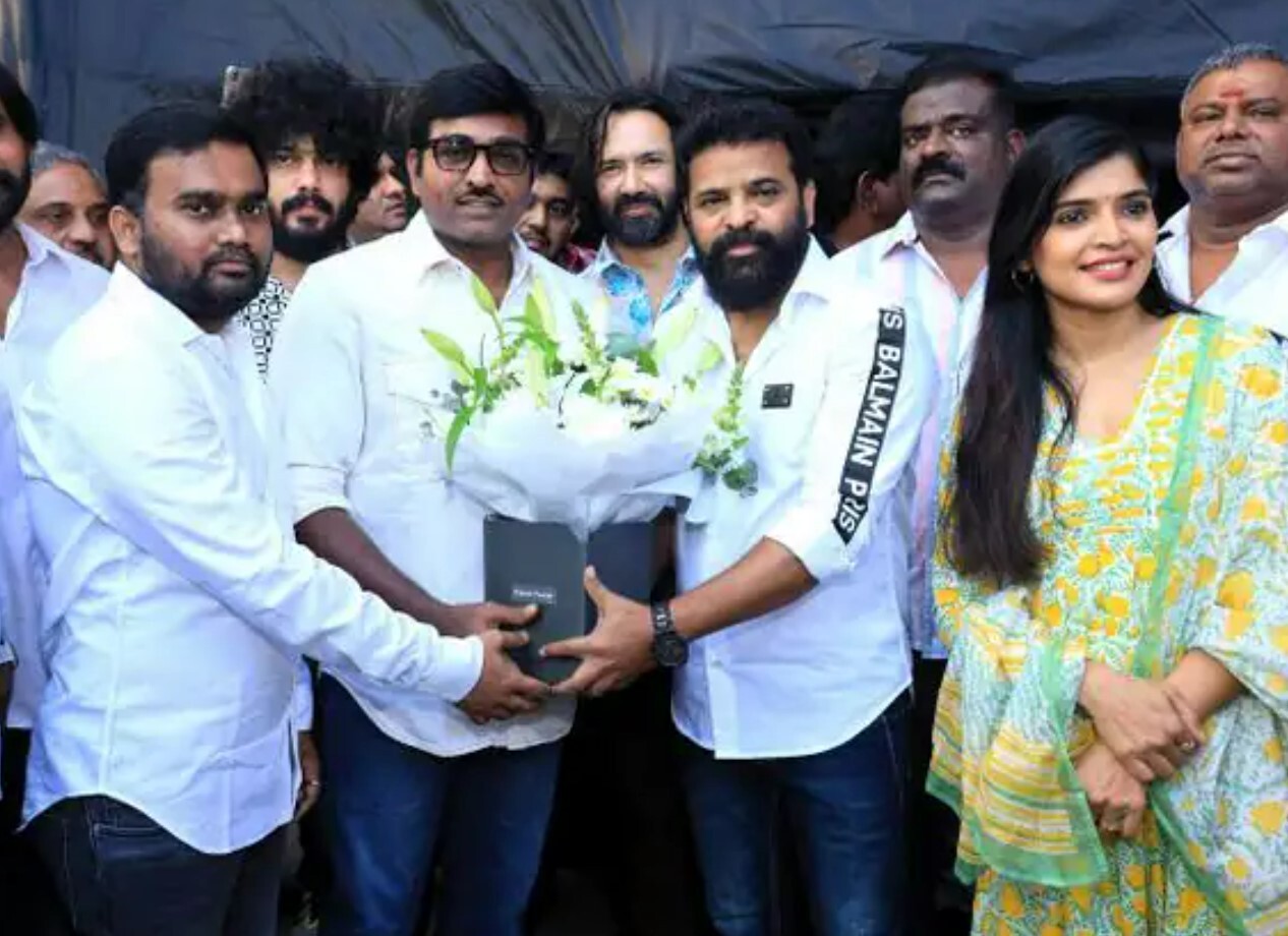 PHOTOS: மெல்லிய மீசை.. பெரிய கண்ணாடி! என்னாச்சு இவருக்கு? புது கெட்டப்பில் மாஸ் காட்டும் விஜய் சேதுபதி!