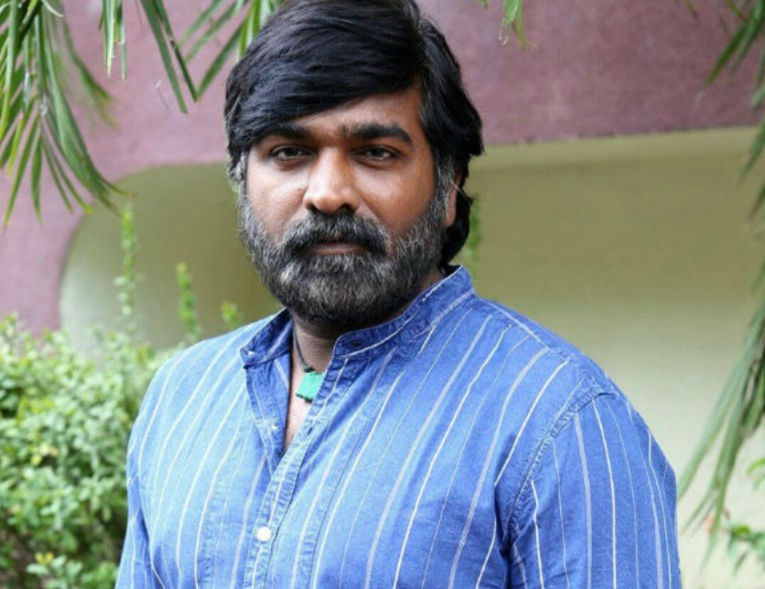 PHOTOS: மெல்லிய மீசை.. பெரிய கண்ணாடி! என்னாச்சு இவருக்கு? புது கெட்டப்பில் மாஸ் காட்டும் விஜய் சேதுபதி!