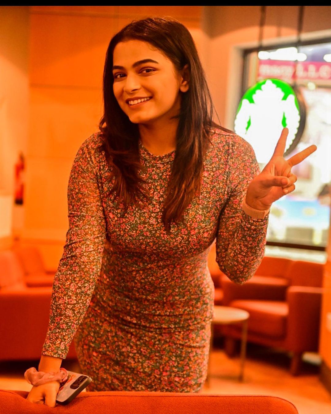 PHOTOS: பூக்குவியலின் நடுவில் இப்படியா போஸ் கொடுப்பீங்க?.. விஜய் டிவி சீரியல் நடிகையின் லேட்டஸ்ட் புகைப்படங்கள் 