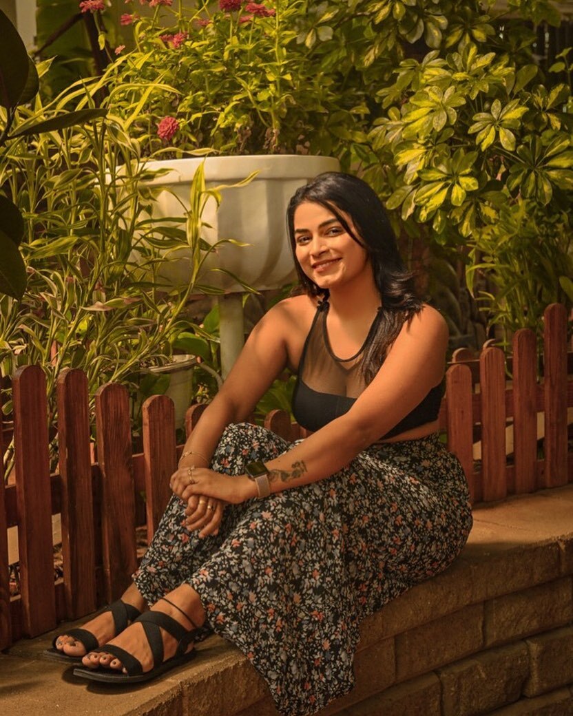 PHOTOS: பூக்குவியலின் நடுவில் இப்படியா போஸ் கொடுப்பீங்க?.. விஜய் டிவி சீரியல் நடிகையின் லேட்டஸ்ட் புகைப்படங்கள் 