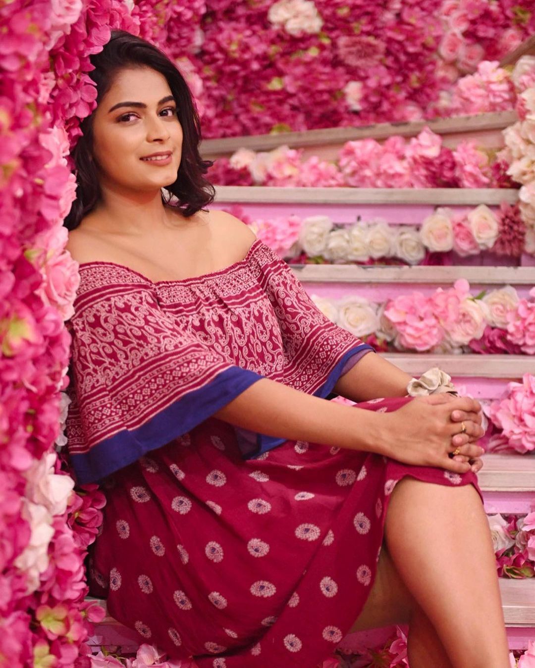 PHOTOS: பூக்குவியலின் நடுவில் இப்படியா போஸ் கொடுப்பீங்க?.. விஜய் டிவி சீரியல் நடிகையின் லேட்டஸ்ட் புகைப்படங்கள் 