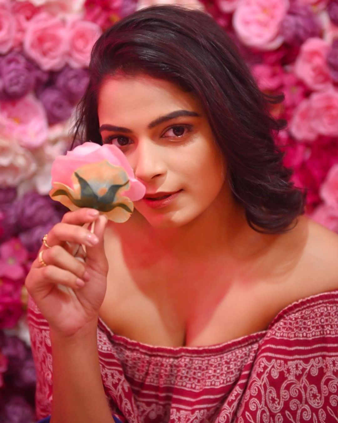 PHOTOS: பூக்குவியலின் நடுவில் இப்படியா போஸ் கொடுப்பீங்க?.. விஜய் டிவி சீரியல் நடிகையின் லேட்டஸ்ட் புகைப்படங்கள் 