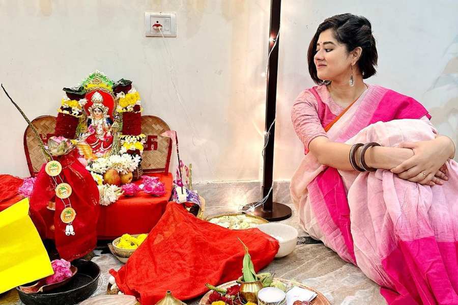 Hojatxonadagi hammom videosini onanizm qilayotgan ayol