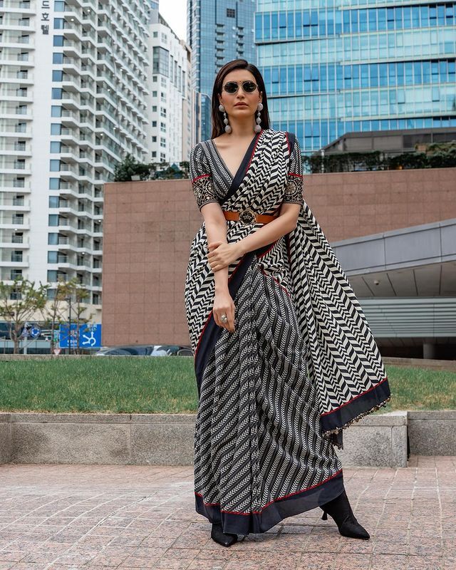  विदेश की सड़कों में देसी अंदाज से करिश्मा तन्ना ने ढाया कहर, साड़ी पहन दिखाईं दिलकश अदाएं