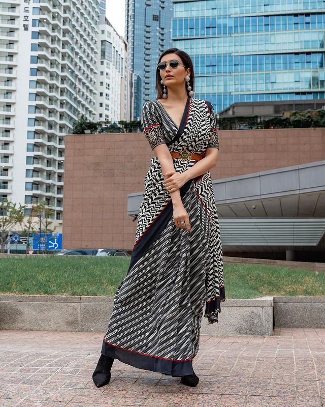  विदेश की सड़कों में देसी अंदाज से करिश्मा तन्ना ने ढाया कहर, साड़ी पहन दिखाईं दिलकश अदाएं