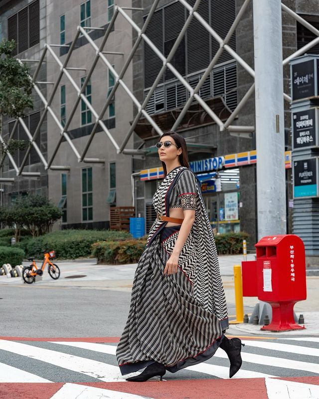  विदेश की सड़कों में देसी अंदाज से करिश्मा तन्ना ने ढाया कहर, साड़ी पहन दिखाईं दिलकश अदाएं