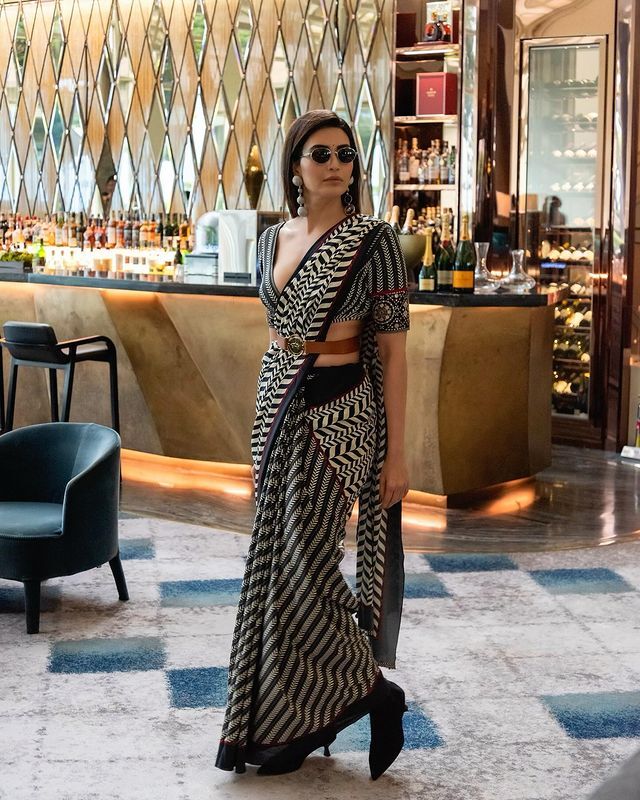  विदेश की सड़कों में देसी अंदाज से करिश्मा तन्ना ने ढाया कहर, साड़ी पहन दिखाईं दिलकश अदाएं