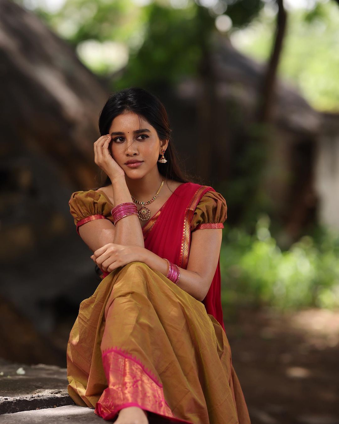 నభా నటేష్ అందాల మెరుపులు.. వయ్యారాలతో ఊరించేస్తుందిగా..!