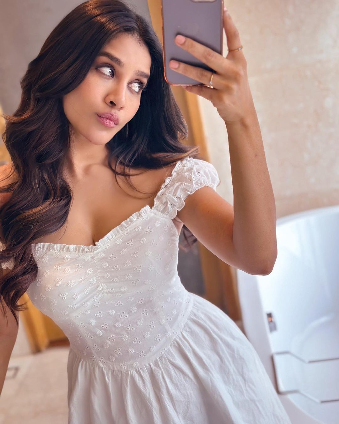 నభా నటేష్ అందాల మెరుపులు.. వయ్యారాలతో ఊరించేస్తుందిగా..!