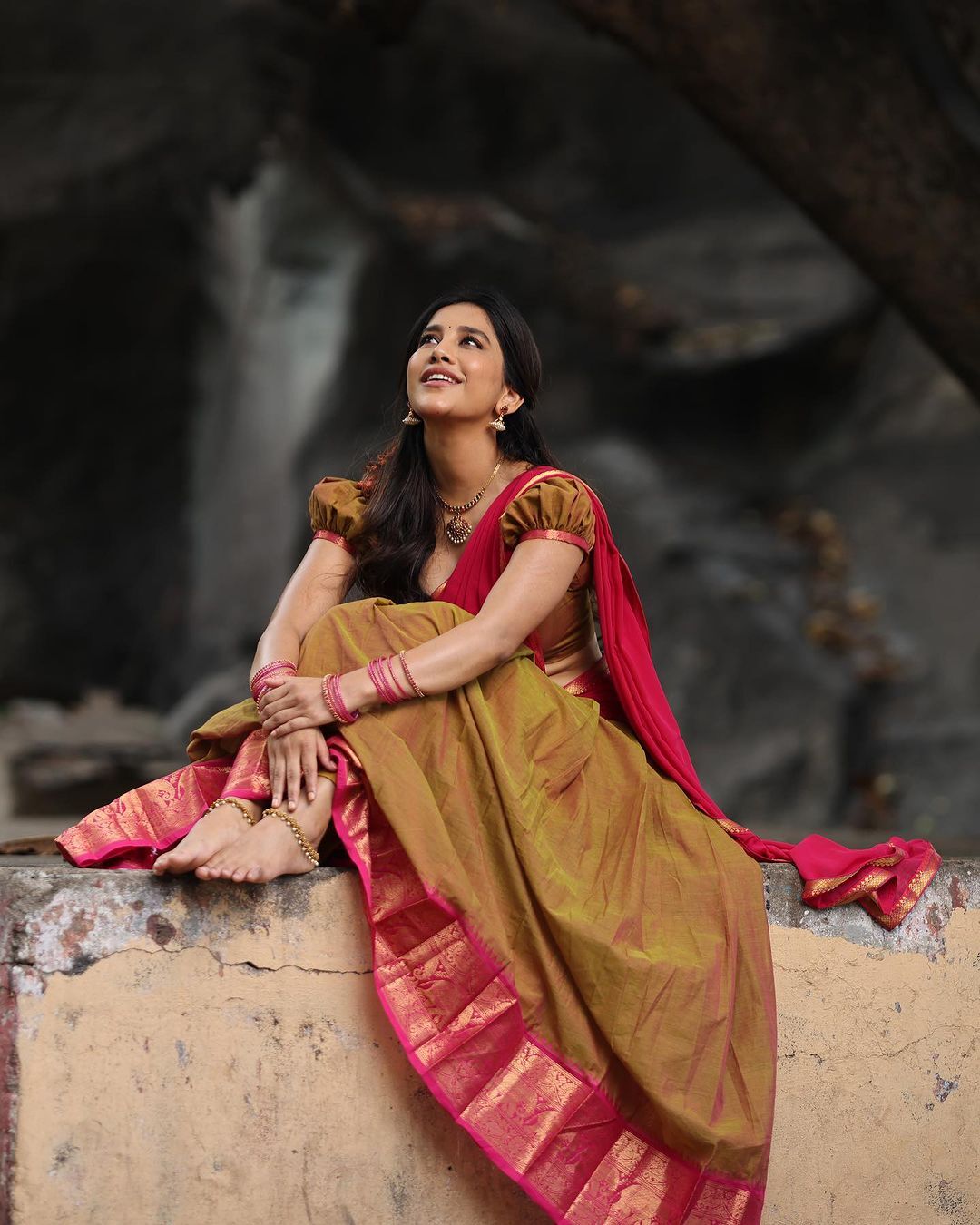 నభా నటేష్ అందాల మెరుపులు.. వయ్యారాలతో ఊరించేస్తుందిగా..!