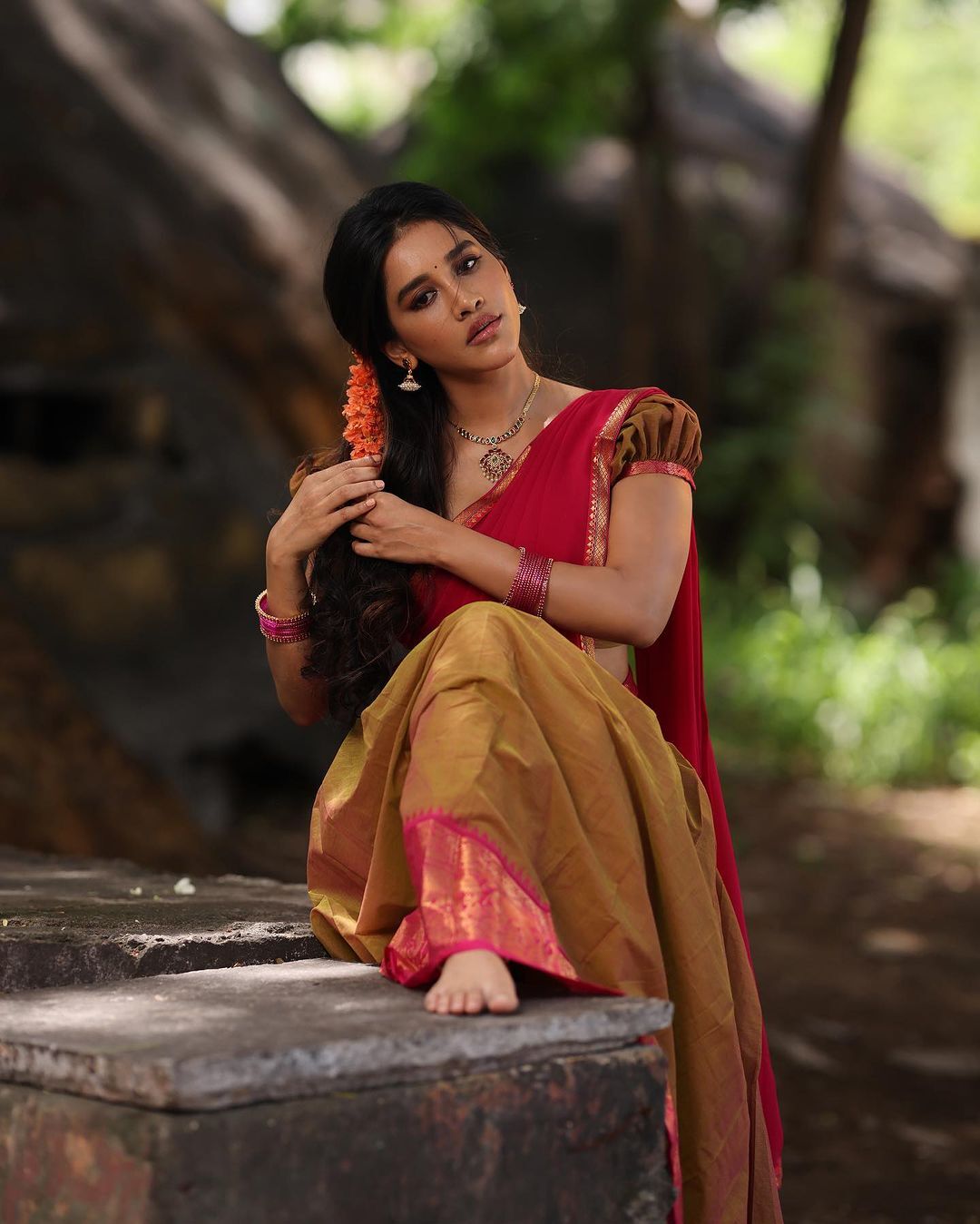 నభా నటేష్ అందాల మెరుపులు.. వయ్యారాలతో ఊరించేస్తుందిగా..!