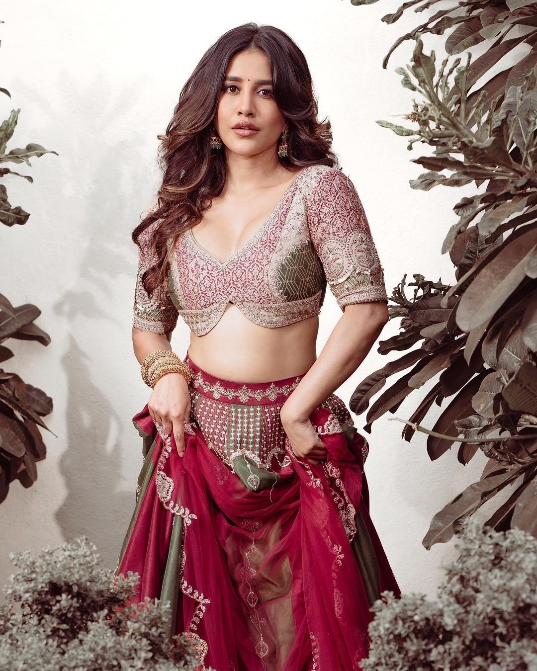 నభా నటేష్ అందాల మెరుపులు.. వయ్యారాలతో ఊరించేస్తుందిగా..!